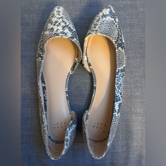 a new day Shoes - a new day Gray Snakeskin Flats, size 9 NWOT
